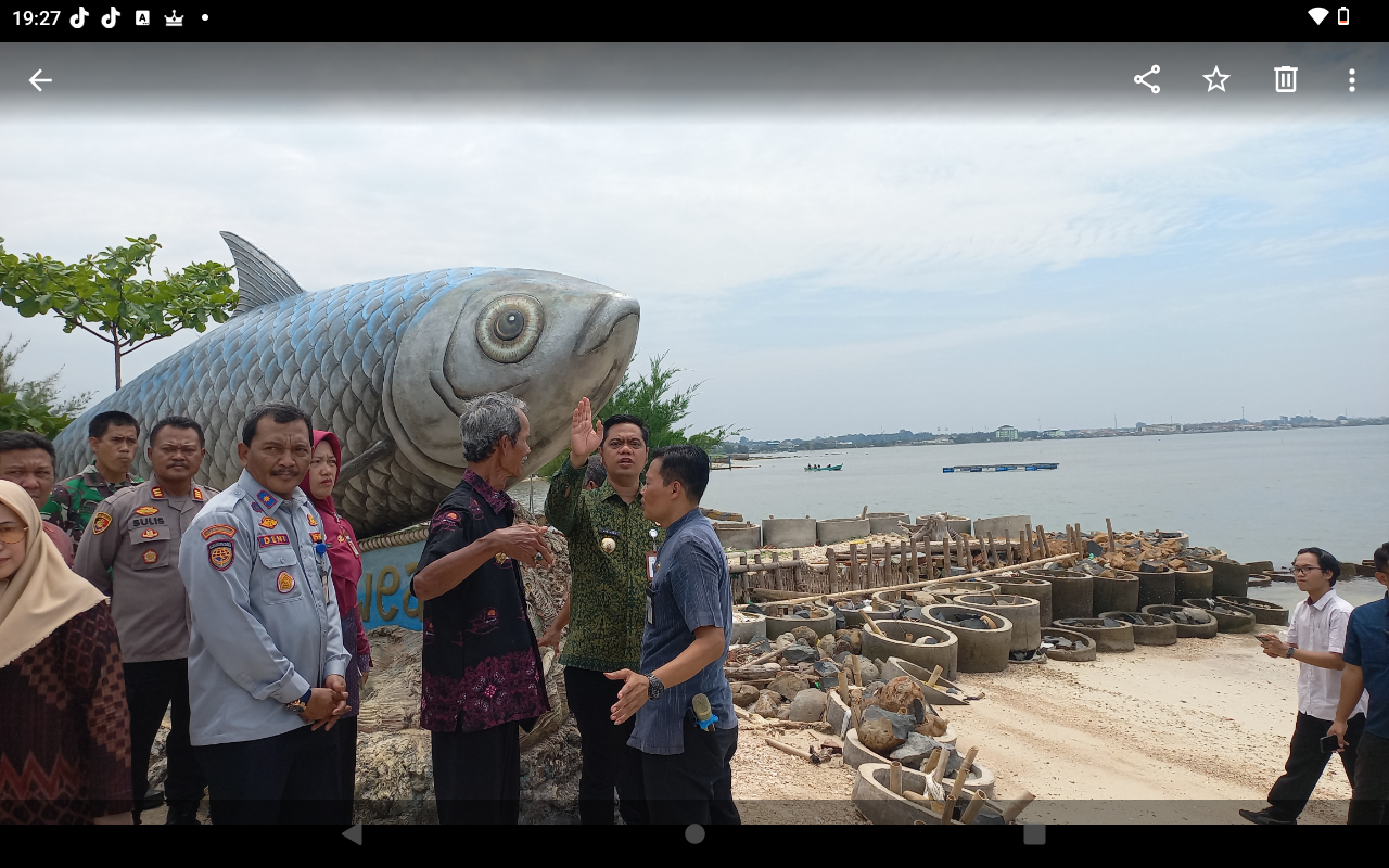 ABRASI: Bupati Jepara Witiarso Utomo didampingi OPD meninjau lokasi gerusan air laut di Pantai Prawean.