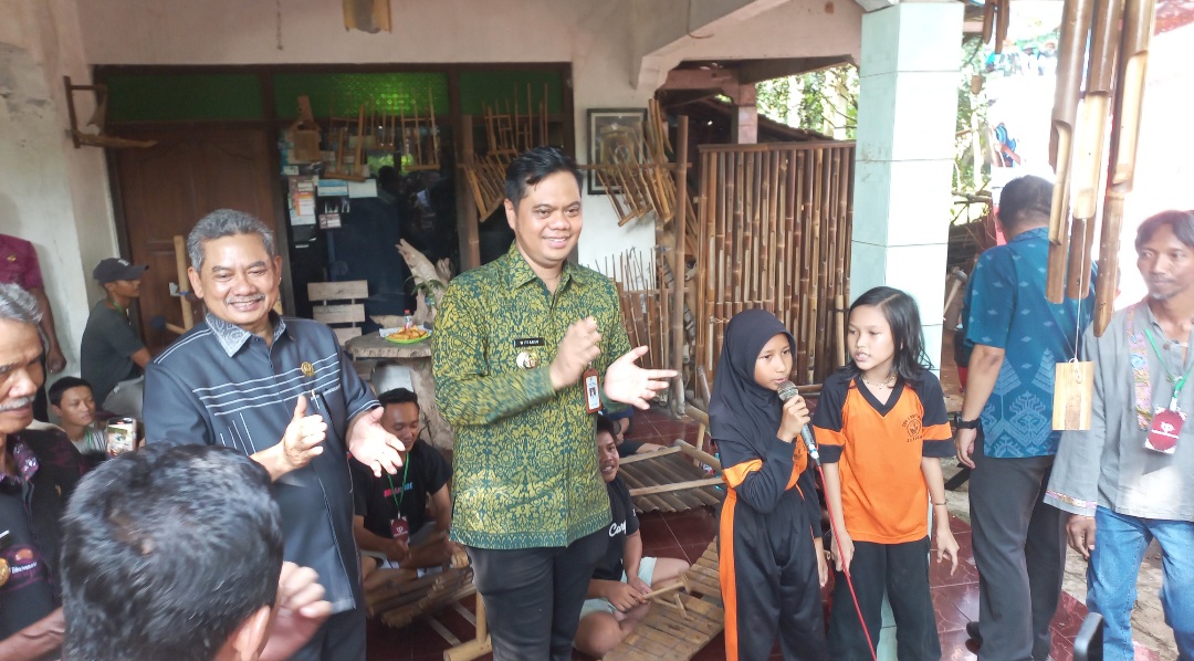 GAYENG: Bupati Jepara Witiarso Utomo disambut di Sanggar Carang Pakang.