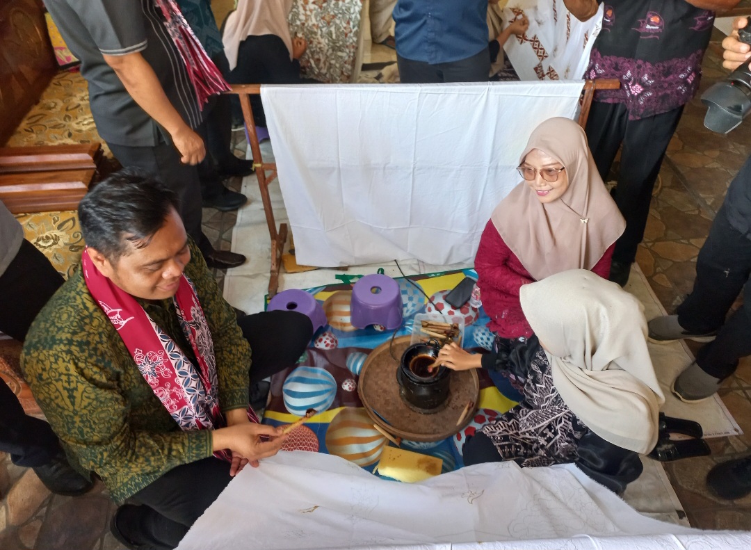 MELOKAL: Bupati Jepara turut membatik di LPK Catha Cara.