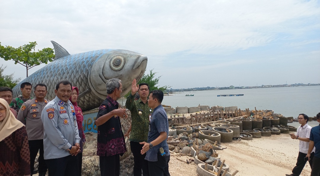 ABRASI: Bupati Jepara Witiarso Utomo didampingi OPD meninjau lokasi gerusan air laut di Pantai Prawean.