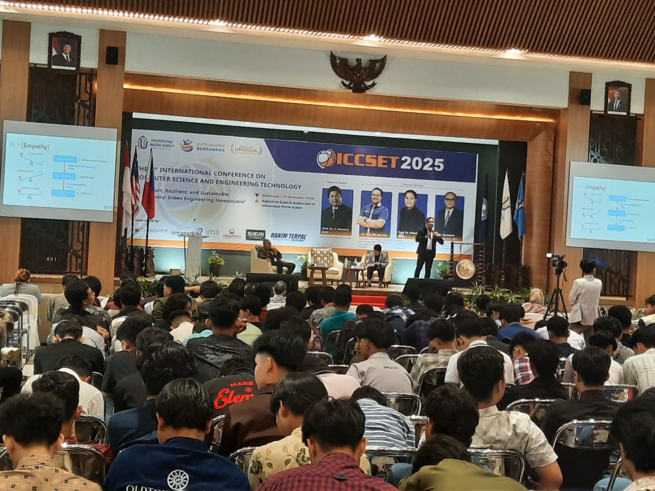 SEMINAR: Mahasiswa UMK mendengarkan pemaparan narasumber di acara ICCSET 2025 di auditorium kemarin.