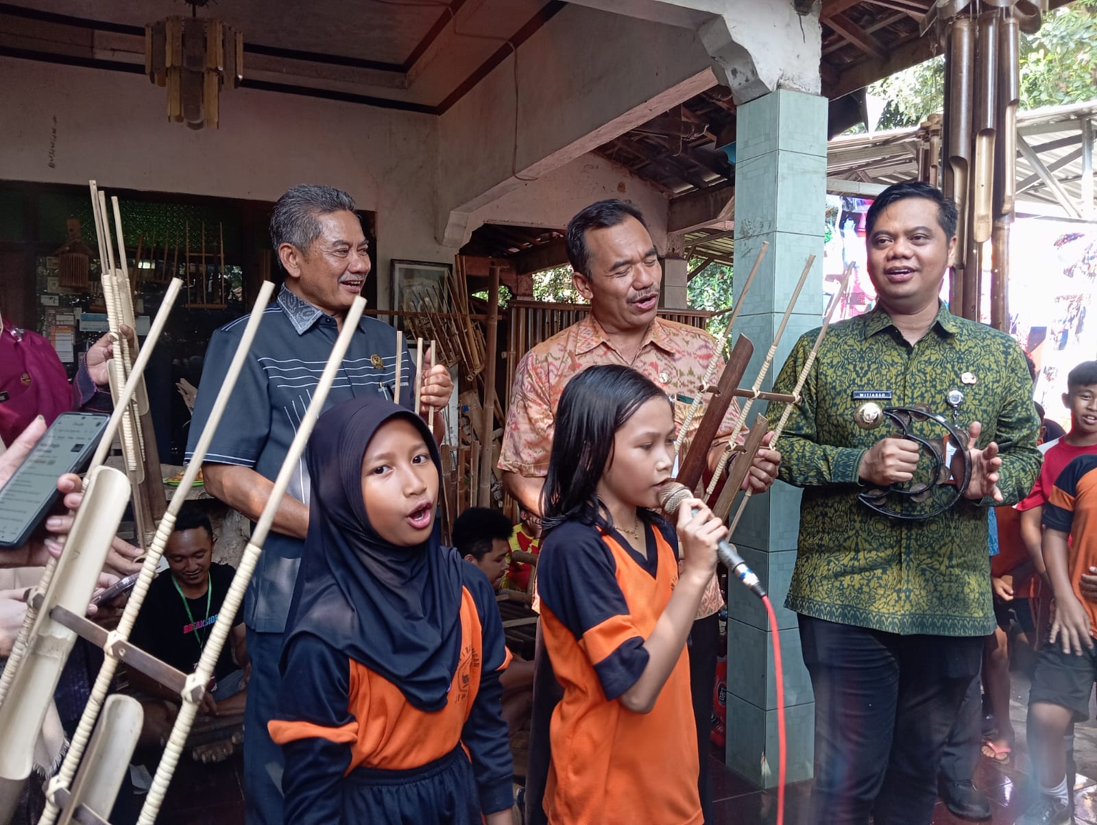 SERU: Bupati Jepara Witiarso Utomo menyanyi bersama anak-anak di Sanggar Carang Pakang Selasa (2/12).