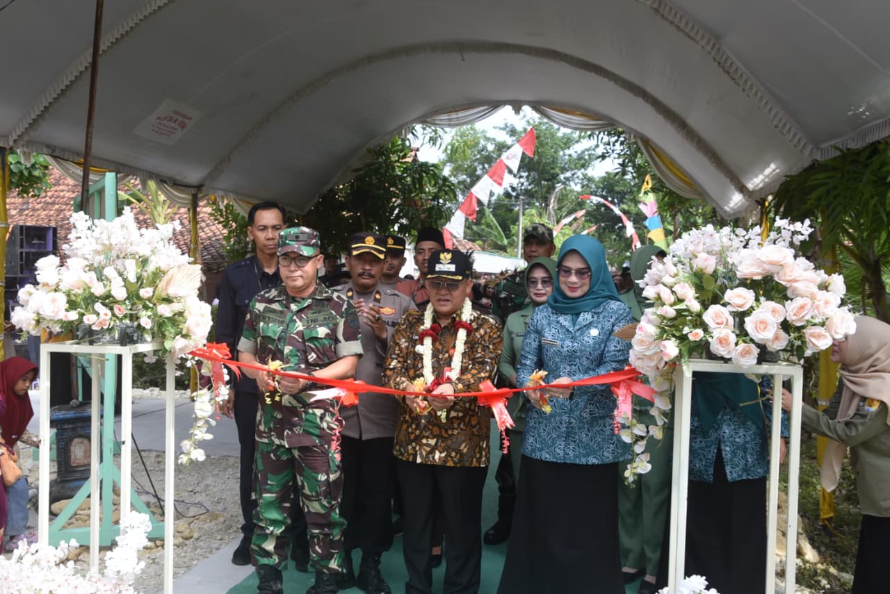 DIRESMIKAN: Jalan hasil KBM di Desa Grabagan Kecamatan Kradenan diresmikan.