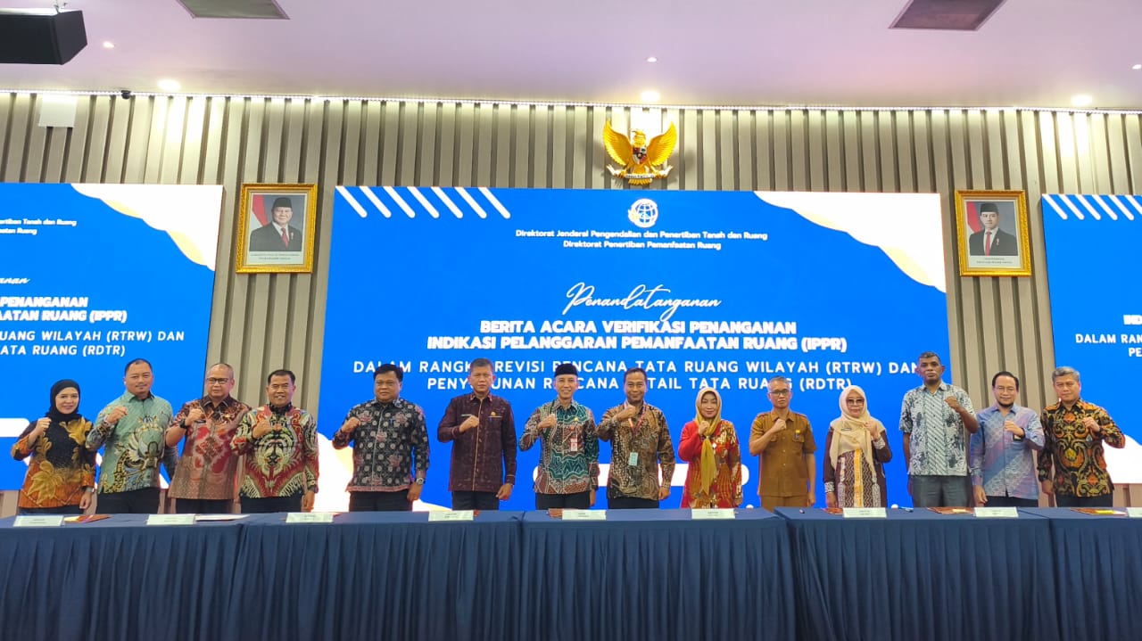 VERIFIKASI: Sekda Grobogan Anang Armunanto saat melakukan verifikasi penanganan indikasi pelanggaran pemanfaatan ruang.
