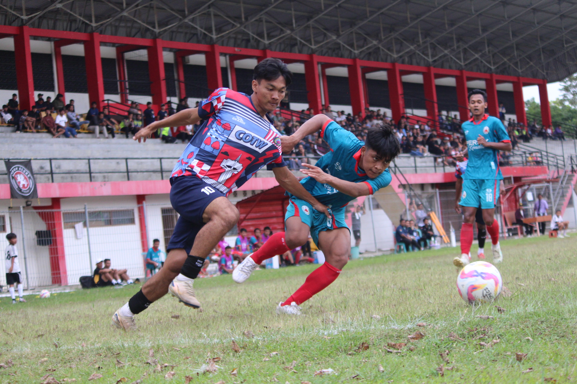 TARKAM - SELEKSI &ndash; Pemain Persipur sedang berebut bola Persika Kendal dalam laga uji coba di lapangan Stadion Krida Bhakti Purwodadi, Rabu (26/11) lalu.