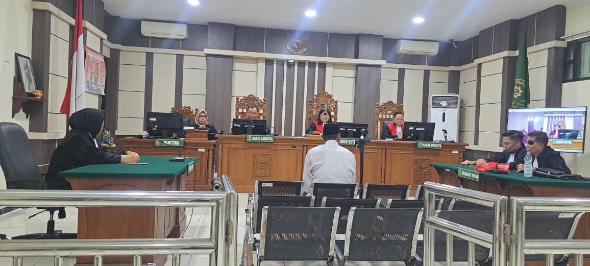 BACAKAN REPLIK &ndash; Kades Cangkring M mendengarkan replik dari JPU Kejari Grobogan atas kasus dugaan korupsi APBDes Desa Cangkring, Kecamatan Tegowanu.
