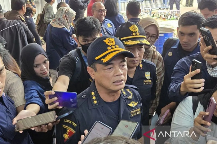 Direktur Jenderal Bea dan Cukai Djaka Budhi Utama saat ditemui dalam&nbsp;Konferensi Pers Pemusnahan Barang Kena Cukai Ilegal Kanwil DJBC Jakarta, Rabu (3/12/2025).
