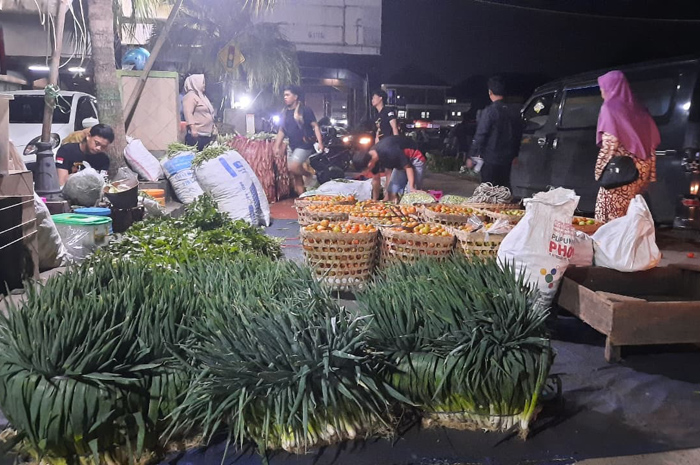 SUASANA MALAM: Pedagang sayur Pasar Bitingan Kudus saat menjajakan dagangannya.