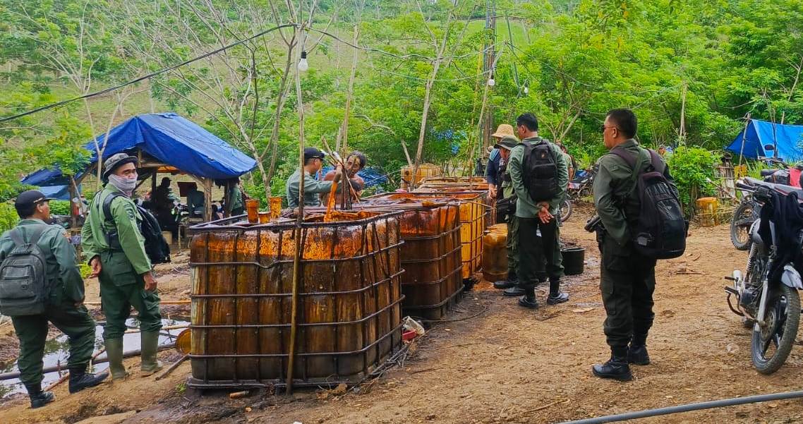HUMAS PERHUTANI MANTINGAN UNTUK RADAR KUDUS  PENERTIBAN: Para petugas Perhutani KPH Mantingan melakukan penertiban para penambang minyak mentah tradisional yang tak berizin di petak 111 Hutan Ngiri
