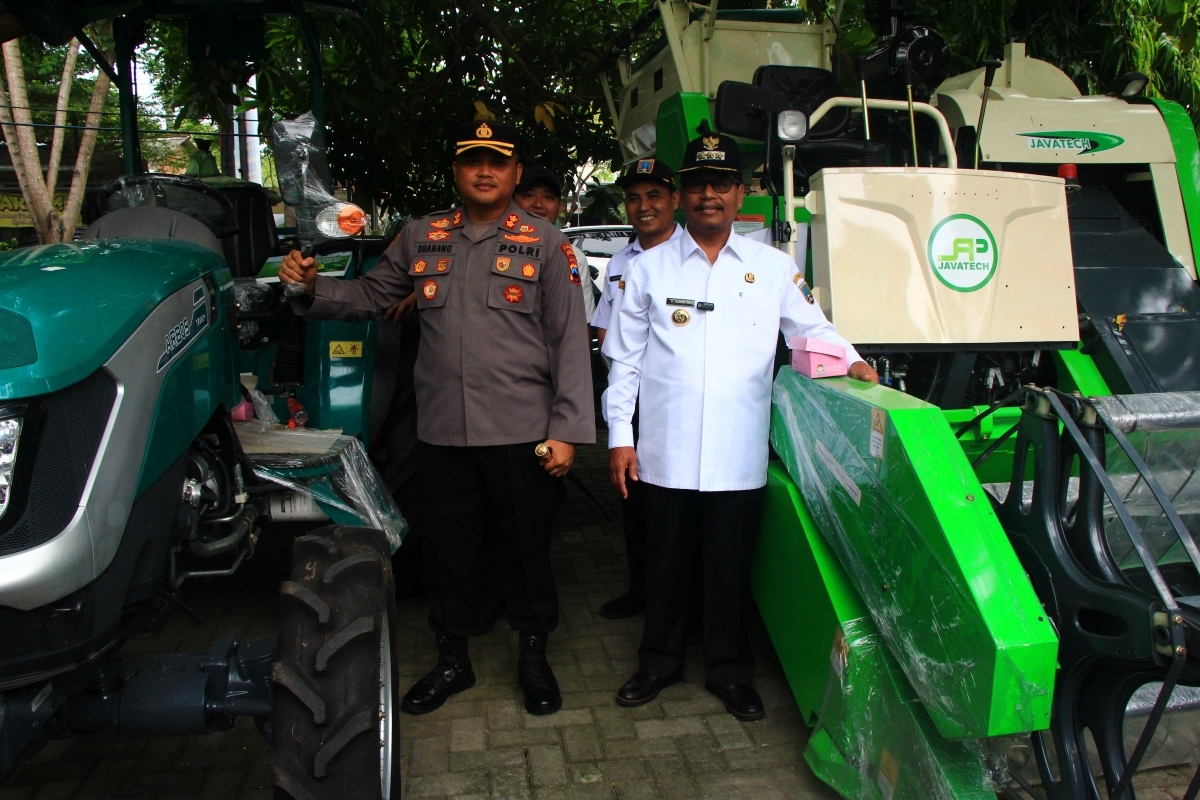 WISNU AJI/RADAR KUDUS PEDULI PERTANIAN: Bupati Rembang, Harno didampingi Kapolres, Kasi Intelijen Kejaksaan, Kepala Dintanpan Agus Iwan Haswanto mengecek alsintan yang dibagikan kelompok tani.