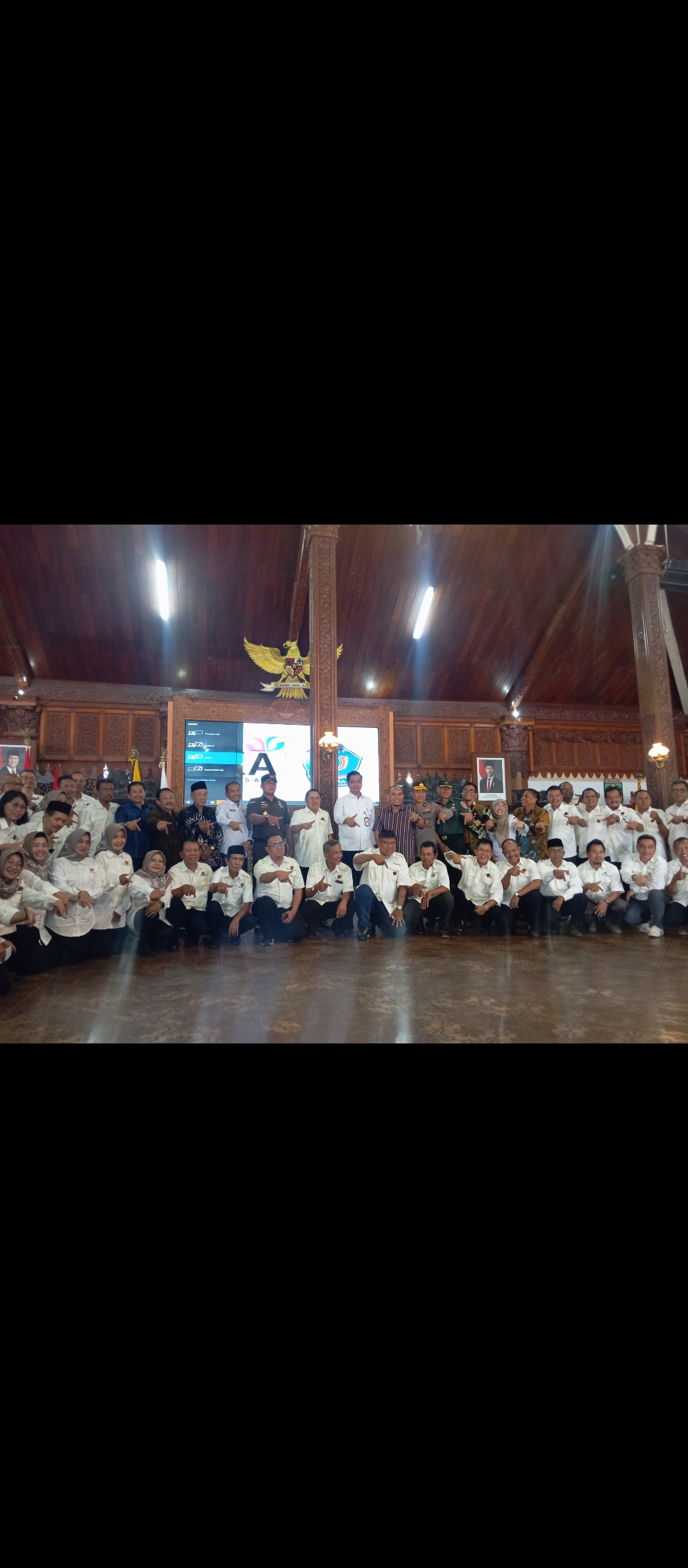 KOLABORASI: Jajaran pengurus IKA Smansara dan Forkopimda Jepara foto bersama usai pengukuhan.