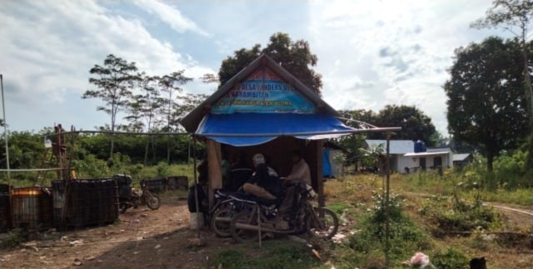 BERTEDUH: Para pekerja pengeboran minyak mentah di Hutan Ngiri petak 111 KPH Mantingan Rembang tampak beristirhat.