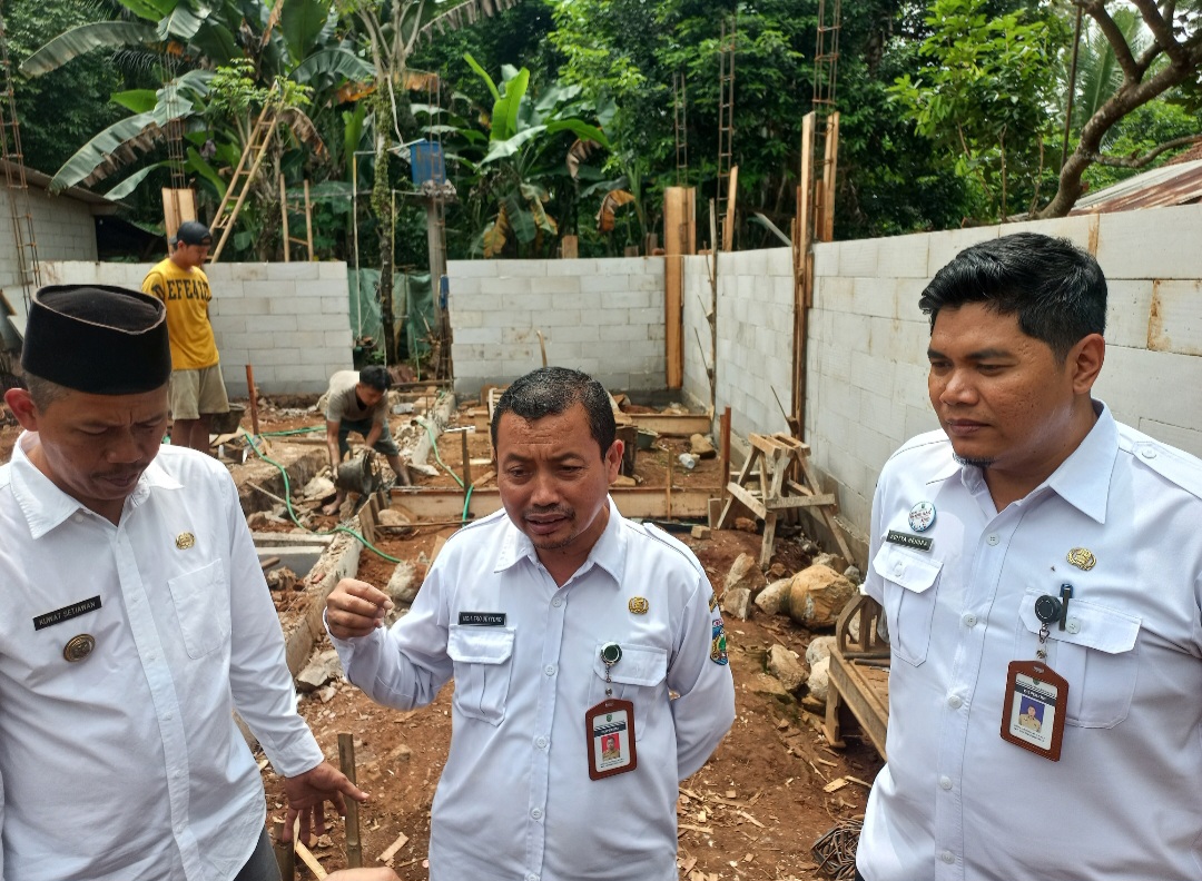 KEBUT: Kepala Disperkim Jepara Moh Eko Uddyono (tengah) bersama jajarannya meninjau lokasi pembangunan BSPS di Desa Bawu Kecamatan Batealit.
