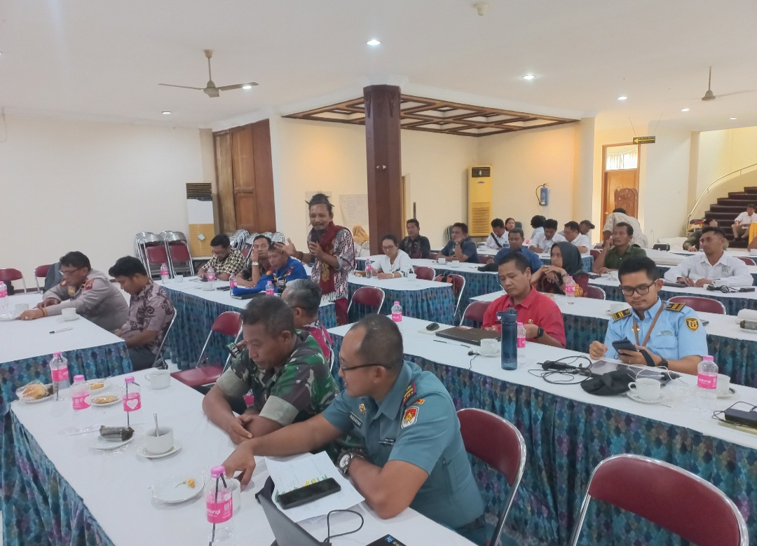 TEGAS: Bambang Zakaria (berdiri memegang mic) lontarkan keresahannya pada forum yang digelar Selasa (2/12).