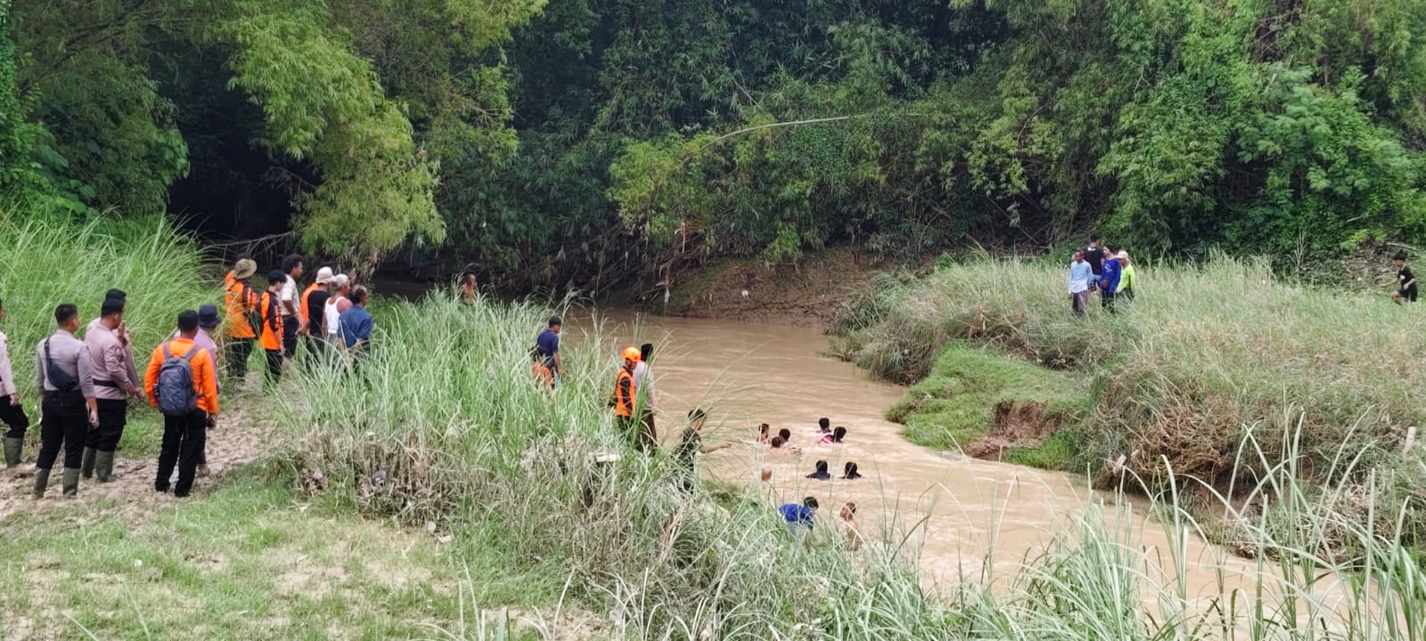 PENCARIAN &ndash; Tim BPBD Grobogan bersama relawan dan Sat Sabhara Polres Grobogan lakukan pencarian korban tenggelam di Sungai Glugu Dusun Sendangsari, Desa Tambirejo, Kecamatan Toroh.