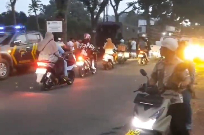 RAMAI: Situasi ramai pengendara tewas tertabrak truk brimob di jalan Margoyoso kemarin.