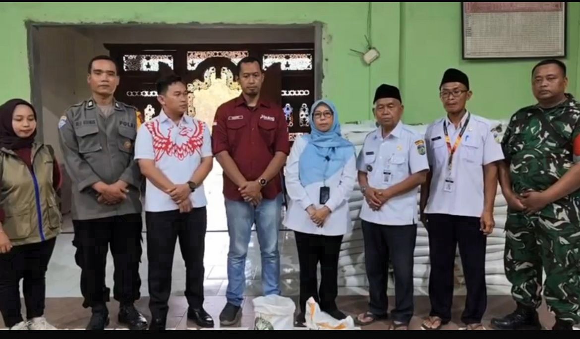 TURUN TANGAN: Perum Bulog lakukan proses pemantauan dan penggantin beras Banpang yang berhama.