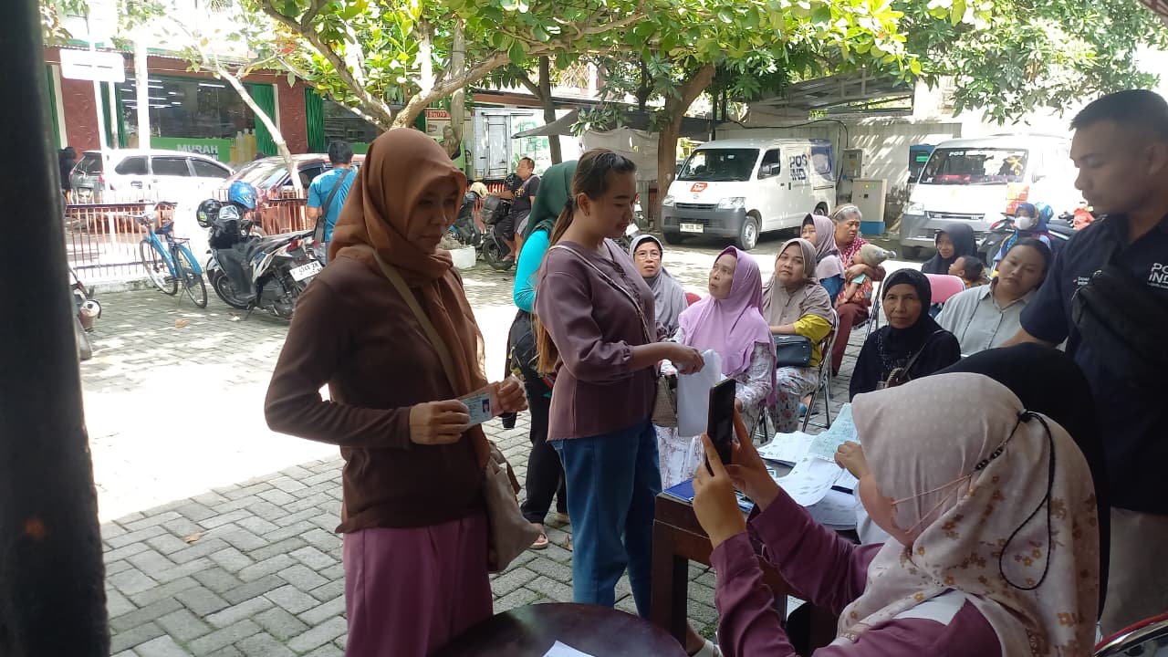 ANTUSIAS: Warga Blora saat antri ambil BLT Kesra di Kantor Pos beberapa hari lalu.