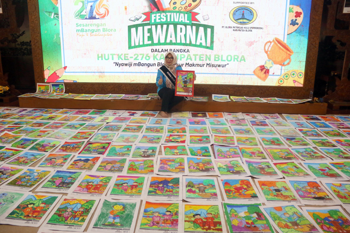APRESIASI KARYA: Bunda PAUD Kabupaten Blora Ainia Shalichah berfoto dengan karya para peserta final Festival Mewarnai di Pendapa Rumah Dinas Bupati Blora kemarin.