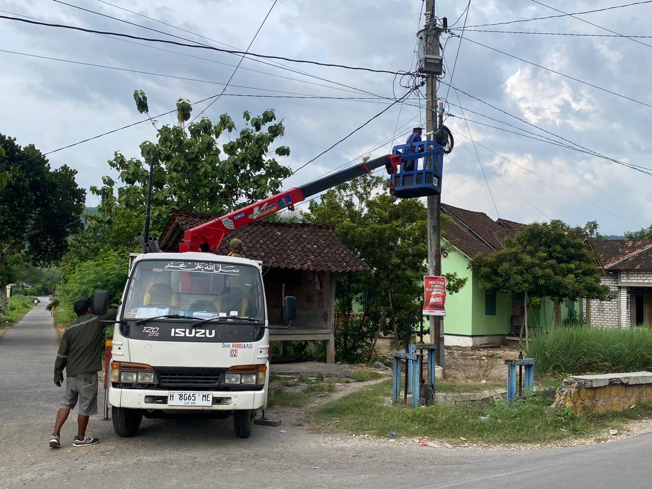 PERAWATAN: Pekerja melakukan pemasangan LPJU baru di wilayah Kabupaten Rembang.