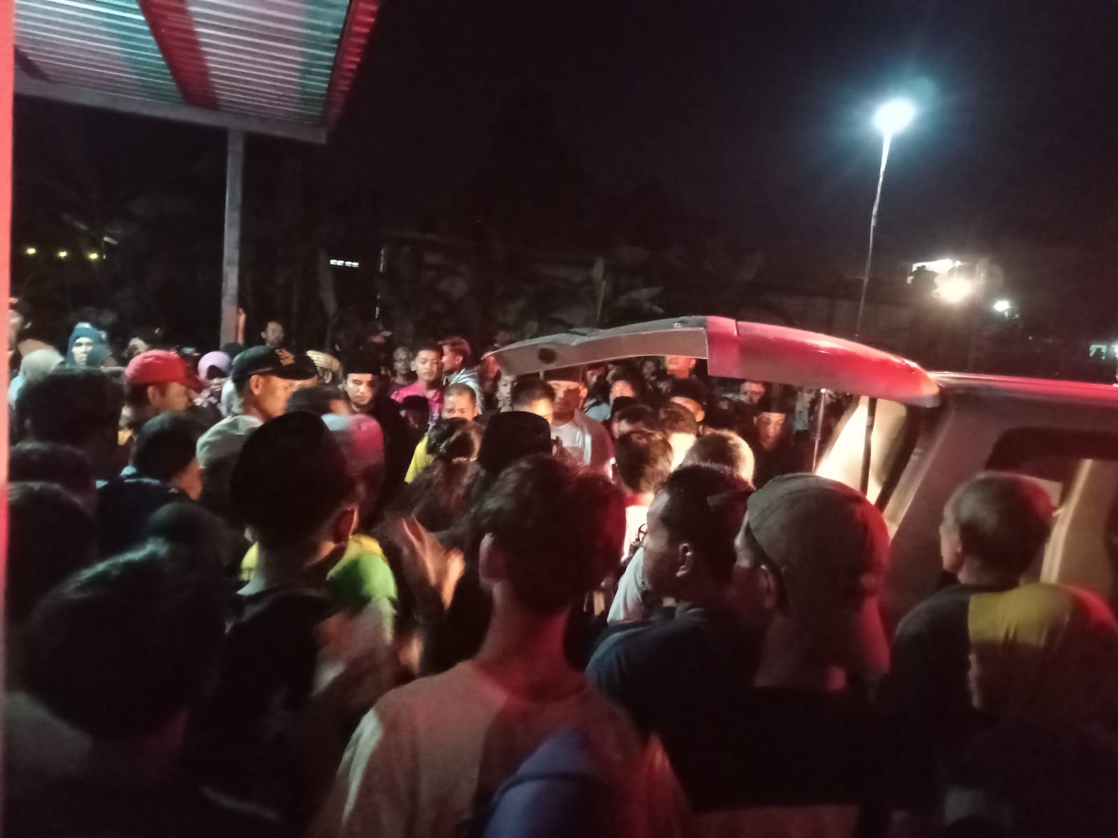 DITEMUKAN &ndash; Korban tenggelam Nizam Wicaksono  santri Ponpes Darul Falah Ki Ageng Mbodo ditemukan 50 meter dari lokasi tenggelam, Rabu malam (3/12).