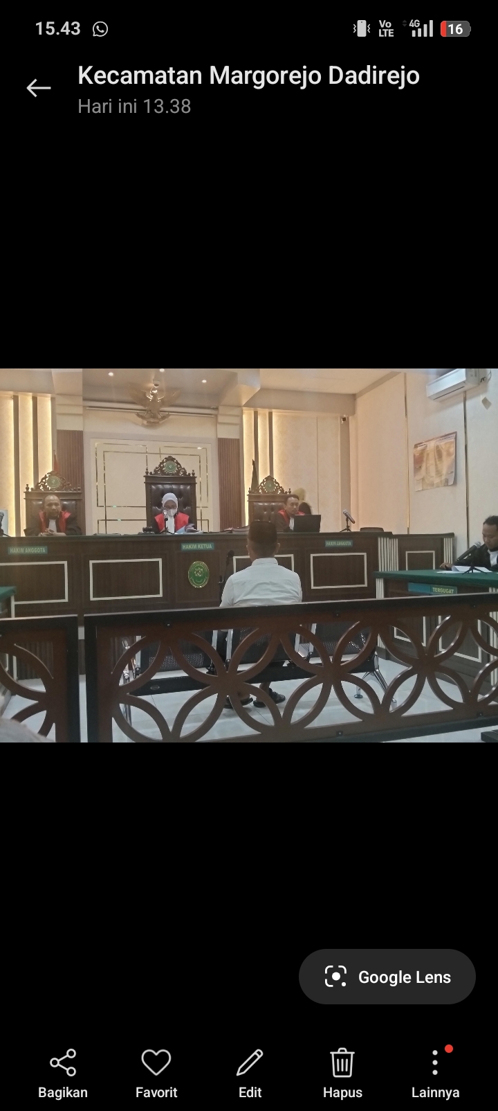 DUDUK: Utomo, terdakwa kasus Investasi bodong disidang di PN Pati belum lama ini.