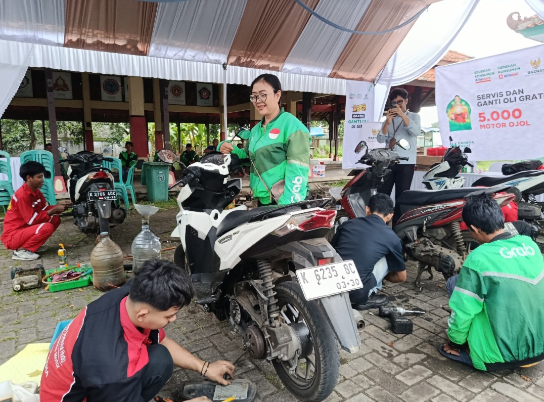 ANTUSIAS: Proses layanan servis motor gratis yang dilakukan di Halaman Gedung Wanita pada Kamis (4/12).