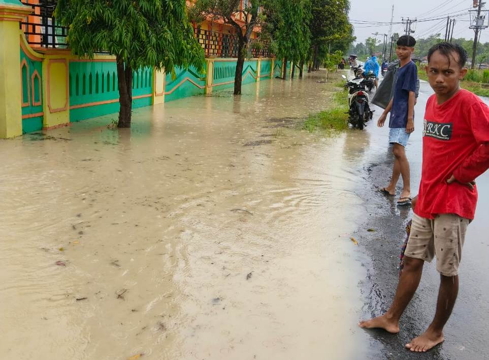 Banjir menggenangi SMAN 1 Sulang selepas diguyur hujan deras hampir setengah jam.