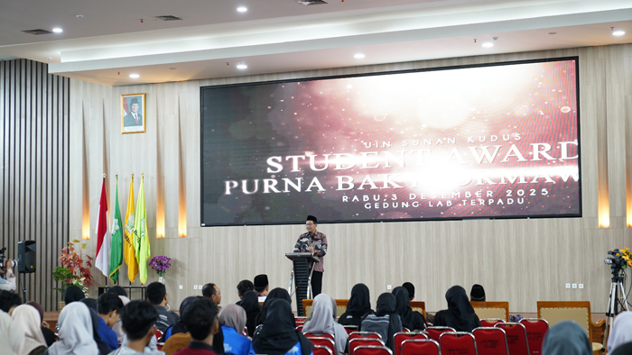 Rektor UIN Sunan Kudus Prof. Dr. H. Abdurrohman Kasdi, Lc., M.Si saat memberikan sambutan pada acara&nbsp;Student Award & Purna Bakti Ormawa 2025, Rabu (3/12/2025).