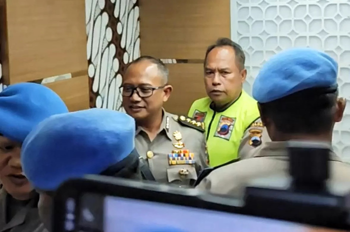 Tampang AKBP Basuki mengenakan rompi hijau saat didalam lift usai keluar ruangan sidang KKEP