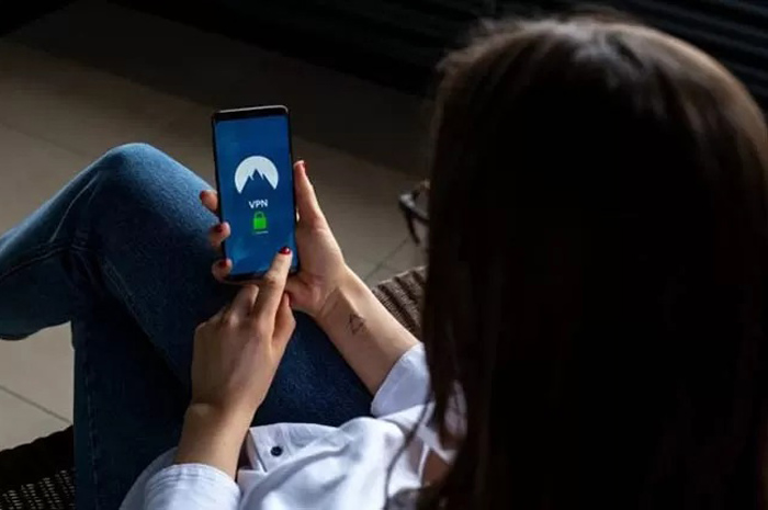 Ilustrasi: Penggunaan VPN lewat smartphone.