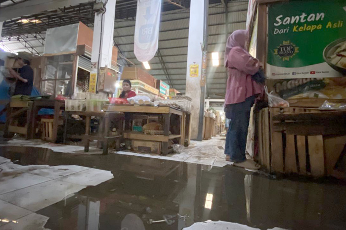 ADA GENANGAN: Area jualan pedagang Pasar Bitingan Kudus talang bocor dan terjadi genangan saat hujan deras kemarin.