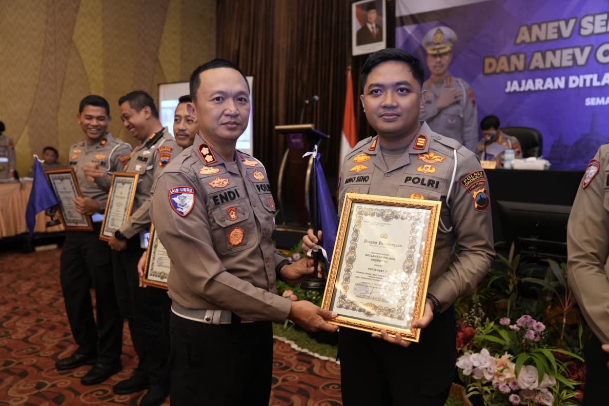 SELAMAT: Kasat Lantas Polres Grobogan AKP M Bimo Seno saat mendapatkan penghargaan juara I.