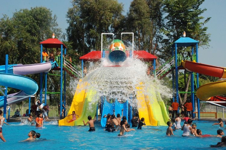 KESERUAN: Pengunjung wisata air yang didominasi anak-anak saat libur sekolah dan bermain air di wisata Edu Park Cepu