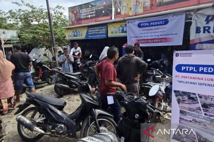 PT Pertamina (Persero) menyediakan layanan ganti oli gratis bagi warga yang kendaraannya terdampak bencana banjir bandang dan tanah longsor di Sumatera, Jumat (5/12/2025).
