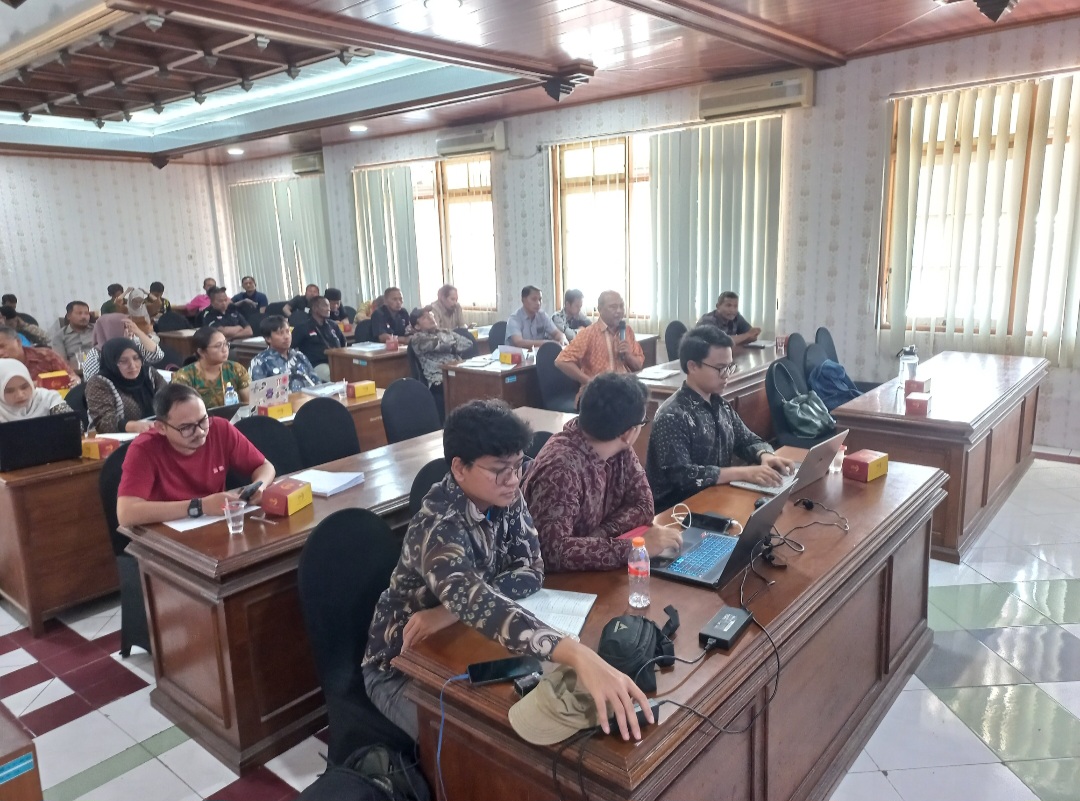 SERIUS: Dwiyanto (memegang mic) menanggapi paparan laporan akhir FS pelabuhan pada Jumat (5/12).