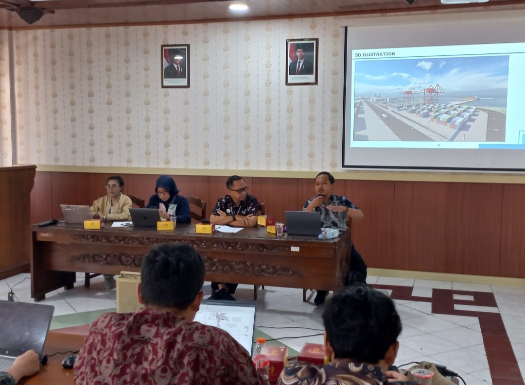 SERIUS: Konsultan Gema Mahardika Yogatama melakukan paparan laporan akhir FS pelabuhan pada Jumat (5/12).