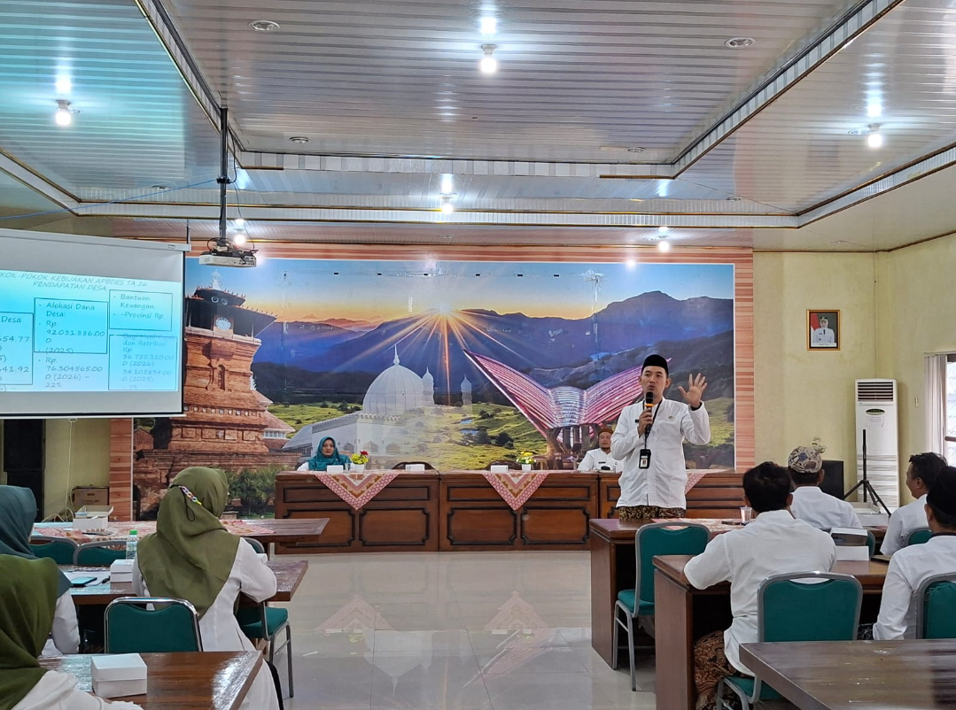 BUKA: Kepala Dinas PMD Famny Dwi Arfana membuka Rakor Pengelolaan Keuangan Desa di Aula Natas Angin Dinas PMD, Kamis (4/12). (ANDIKA TRISNA SAPUTRA/RADAR KUDUS)
