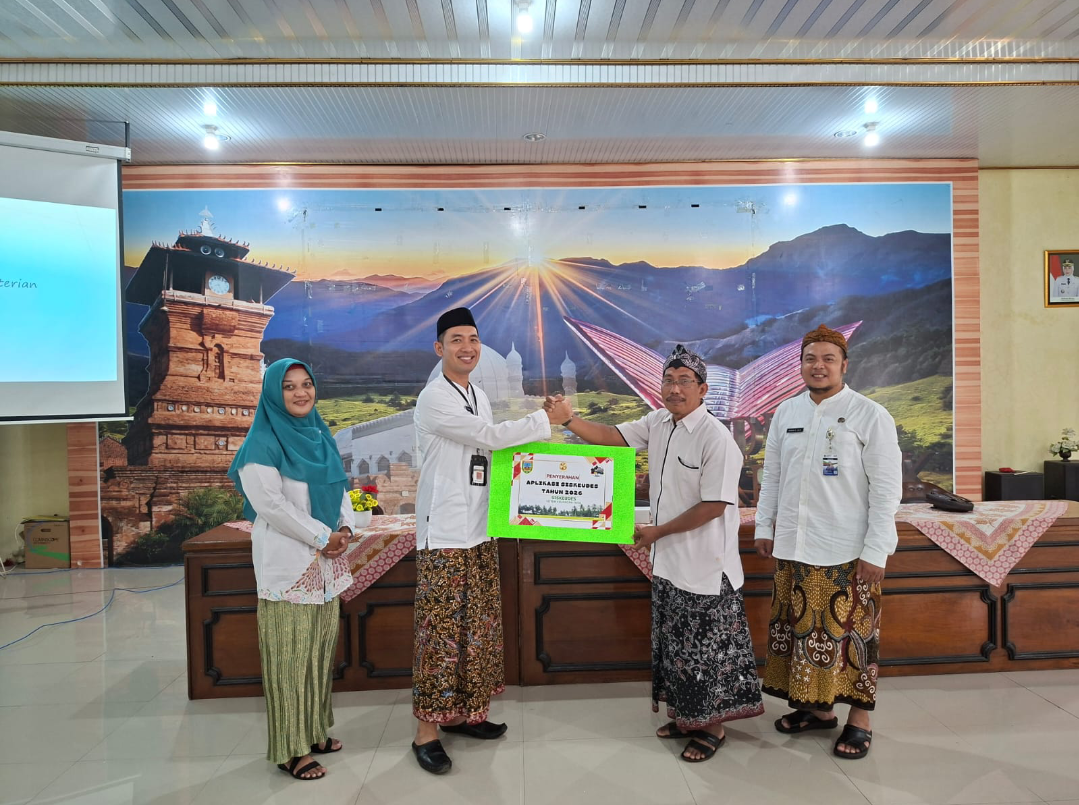 SERAH TERIMA: Kepala Dinas PMD Famny Dwi Arfana menyerahkan aplikasi Siskeudes secara simbolis kepada perwakilan peserta, Kamis (4/12). (ANDIKA TRISNA SAPUTRA/RADAR KUDUS)