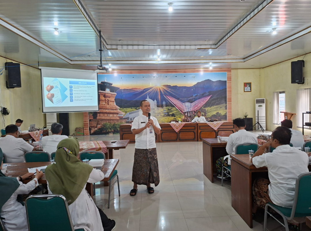INGATKAN: Pemateri dari Inspektorat Kudus Moch Bassyar Arifianto mengingatkan terkait pengawasan pengelolaan keuangan desa, Kamis (4/12). (ANDIKA TRISNA SAPUTRA/RADAR KUDUS)