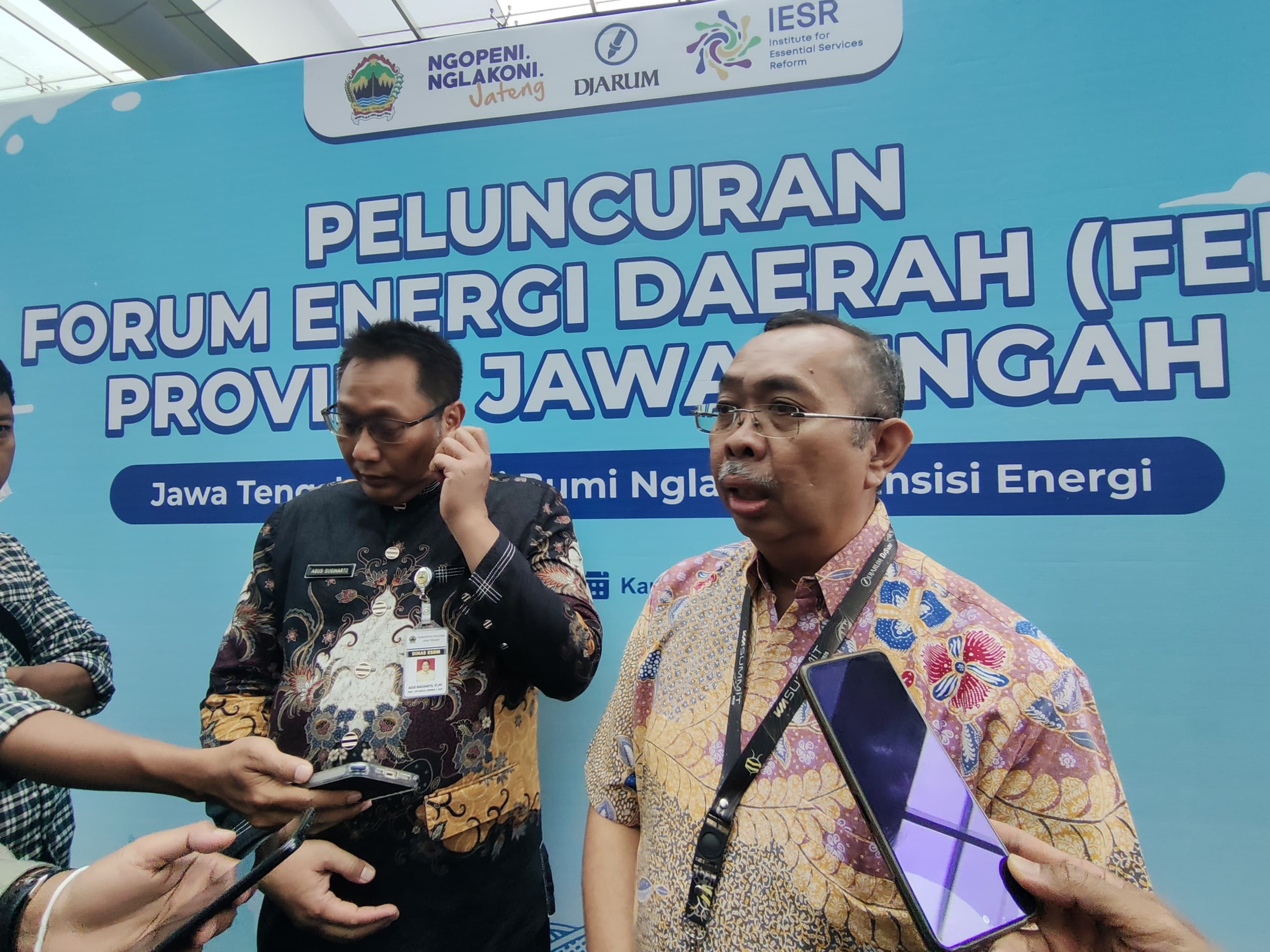 ENERGI BERSIH: Kepala Dinas ESDM Jateng Agus Sugiharto (kiri) didampingi perwakilan PT Djarum Purnomo Nugroho.&nbsp;