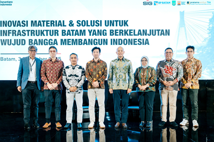 (keempat hingga keenam dari kiri) Deputi Bidang Infrastruktur BP Batam, Mouris Limanto; Wakil Direktur Utama SIG, Andriano Hosny Panangian; Direktur Operasi SIG, Reni Wulandari