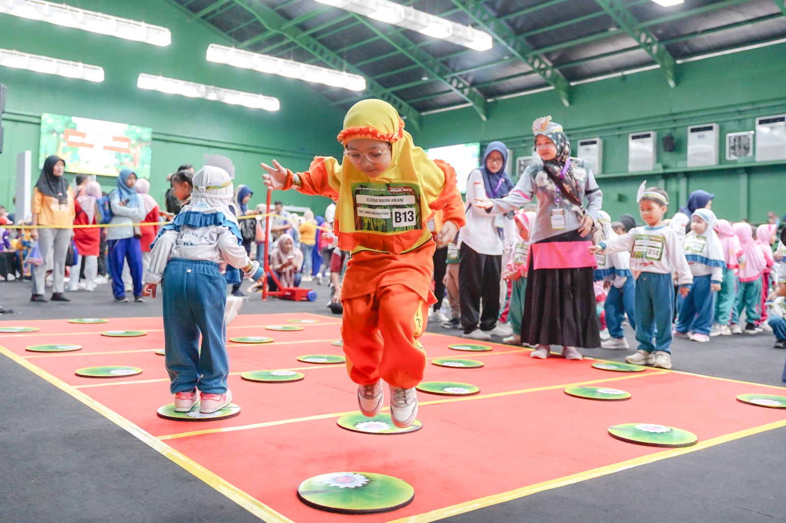 UJI KETANGKASAN: Anak-anak PAUD melompat lompat saat mengikuti PAUD Cerdan Bergerak Bakti Pendidikan Djarum Foundation di GOR Djarum Kaliputu