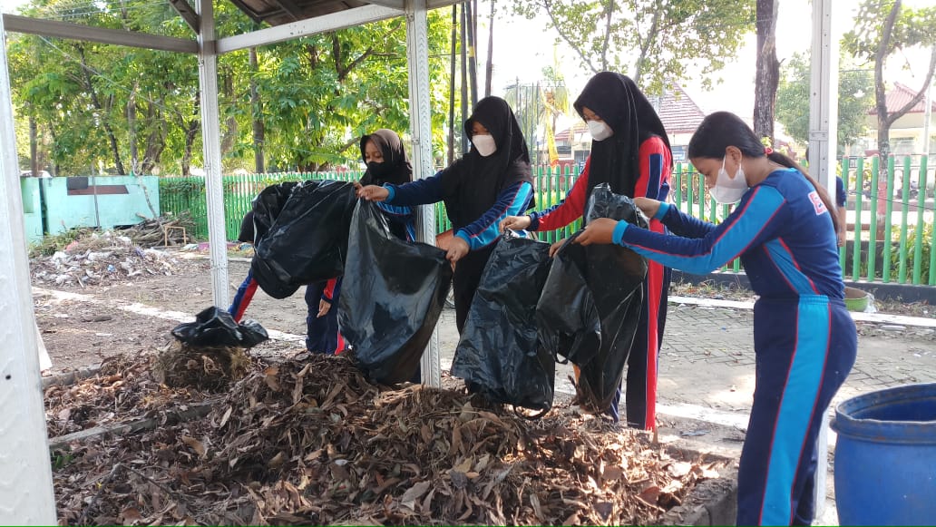 PENGOLAHAN LIMBAH: Sejumlah siswa SMPN 3 Purwodadi saat mengolah sampah organik di lingkungan sekolah.