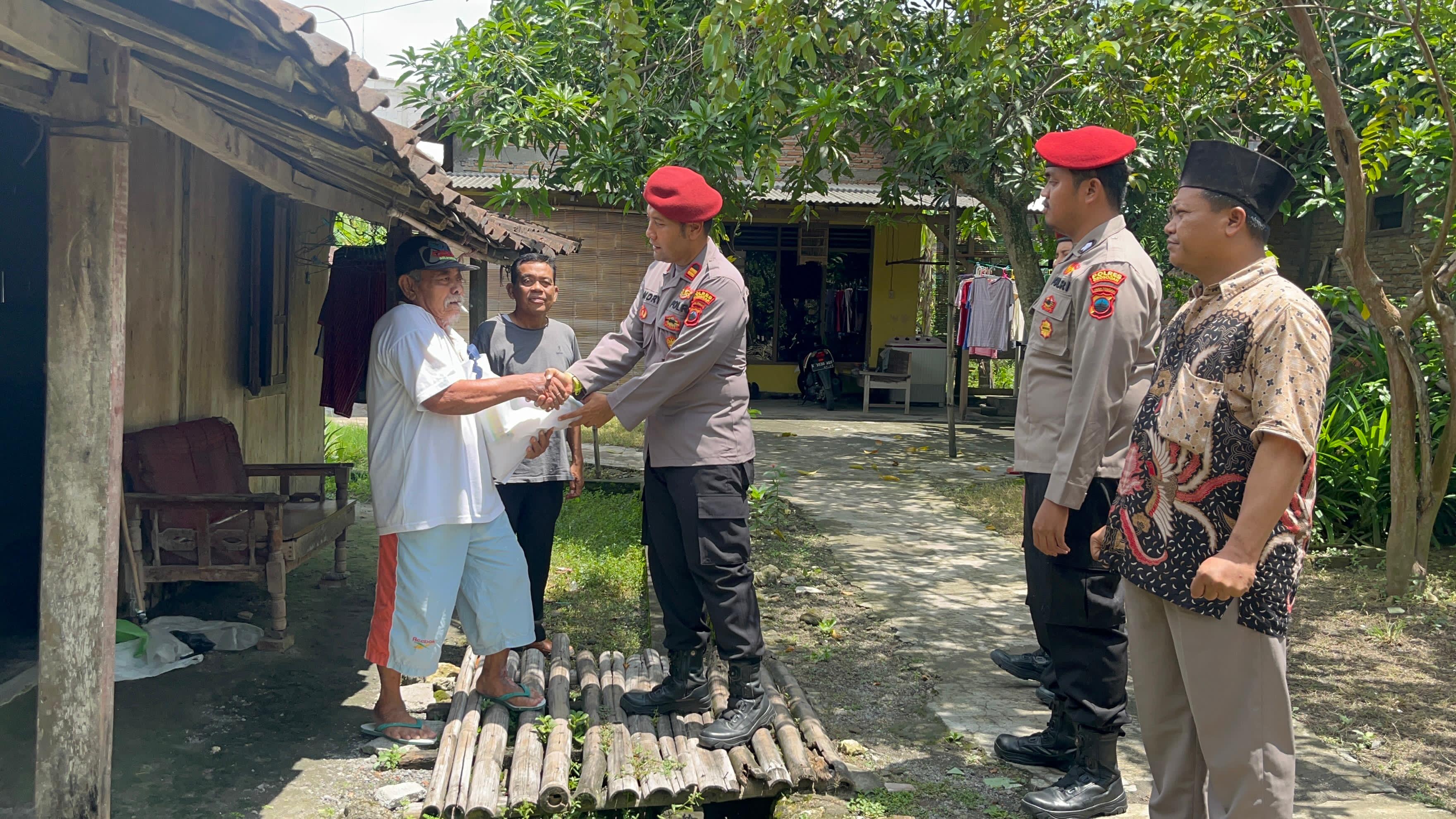 SOSIAL: Satreskrim Polres Grobogan saat melakukan baksos ke warga Kelurahan Kuripan Kecamatan Purwodadi.