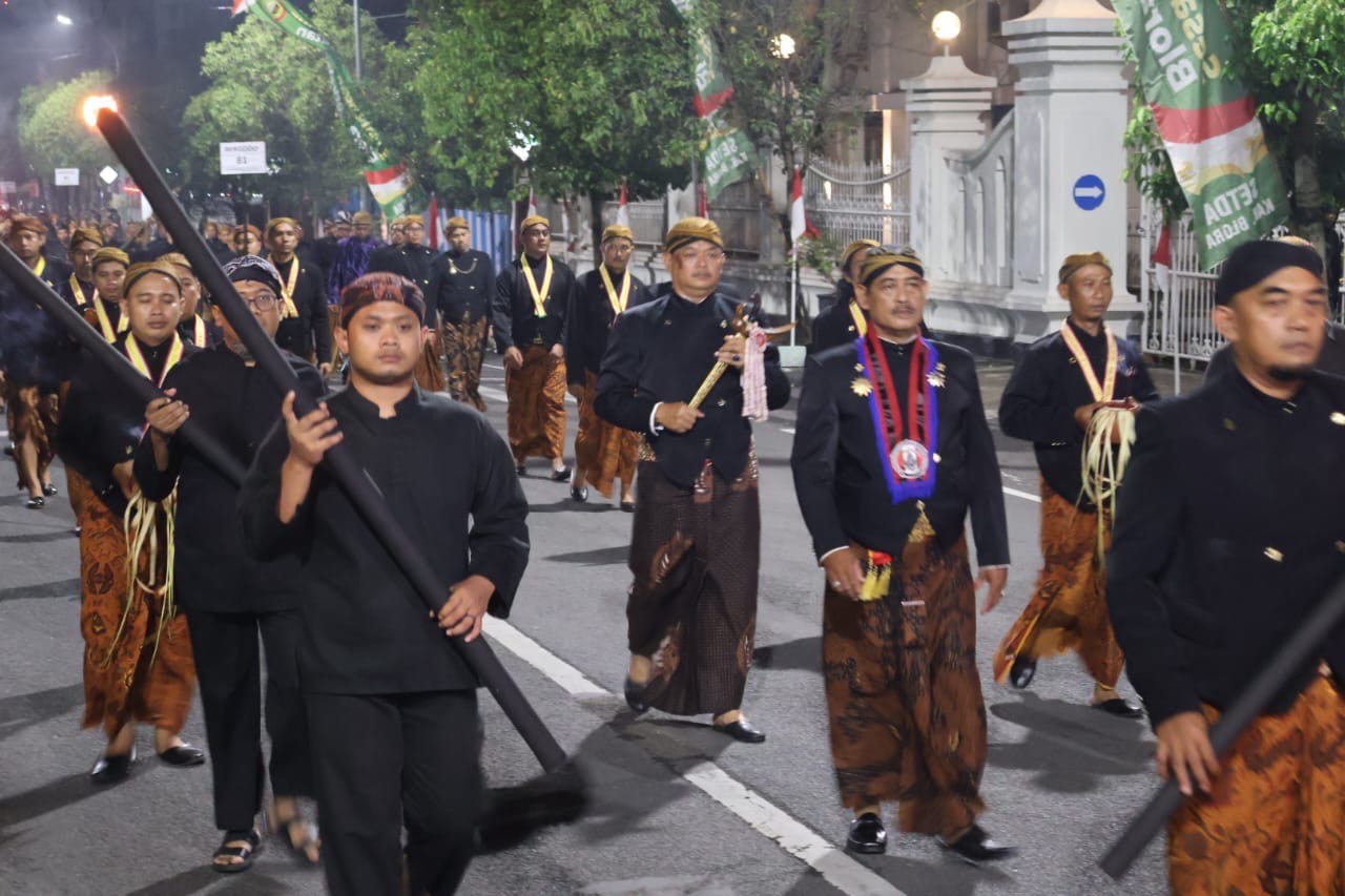 SAKRAL: Rombongan kirab pusaka milik Pemkab Blora berjalan tanpa bicara sembari membawa pusaka dan diiringi oleh peserta kirab mengelilingi Pendapa Rumah Dinas Bupati dan Wakil Bupati Blora kemarin.