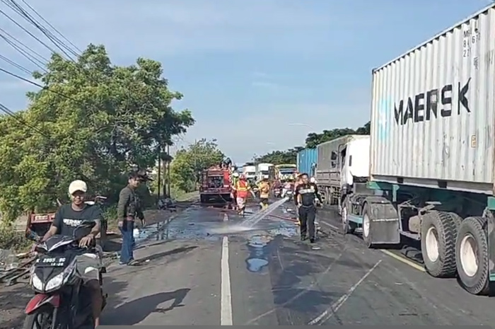 Petugas Satlantas Polres Rembang&nbsp;menyemprot tumpahan BBM di Jalur Pantura Kaliori Rembang.