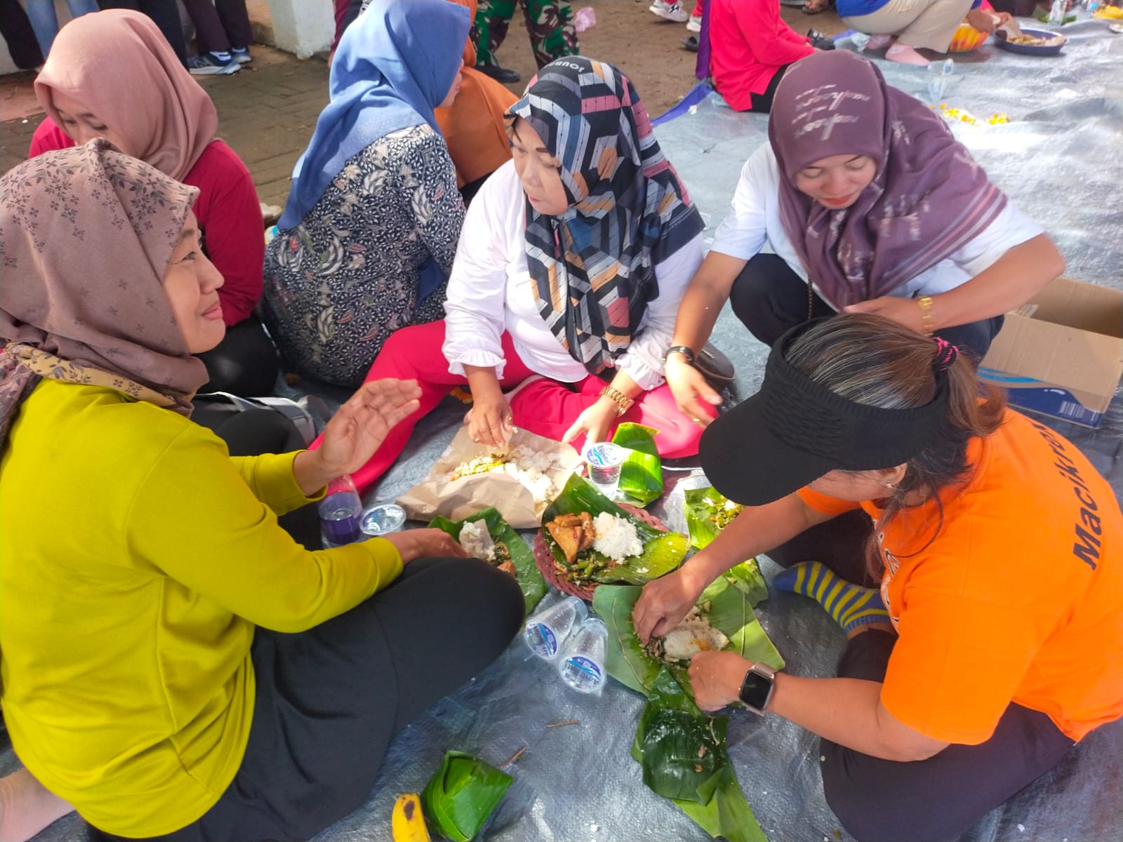 SANTAP: Usai dibacakan doa keelamatan (bancaan) nasi menir mulai dibagikan terhadap para perangkat desa hingga masyarakat.