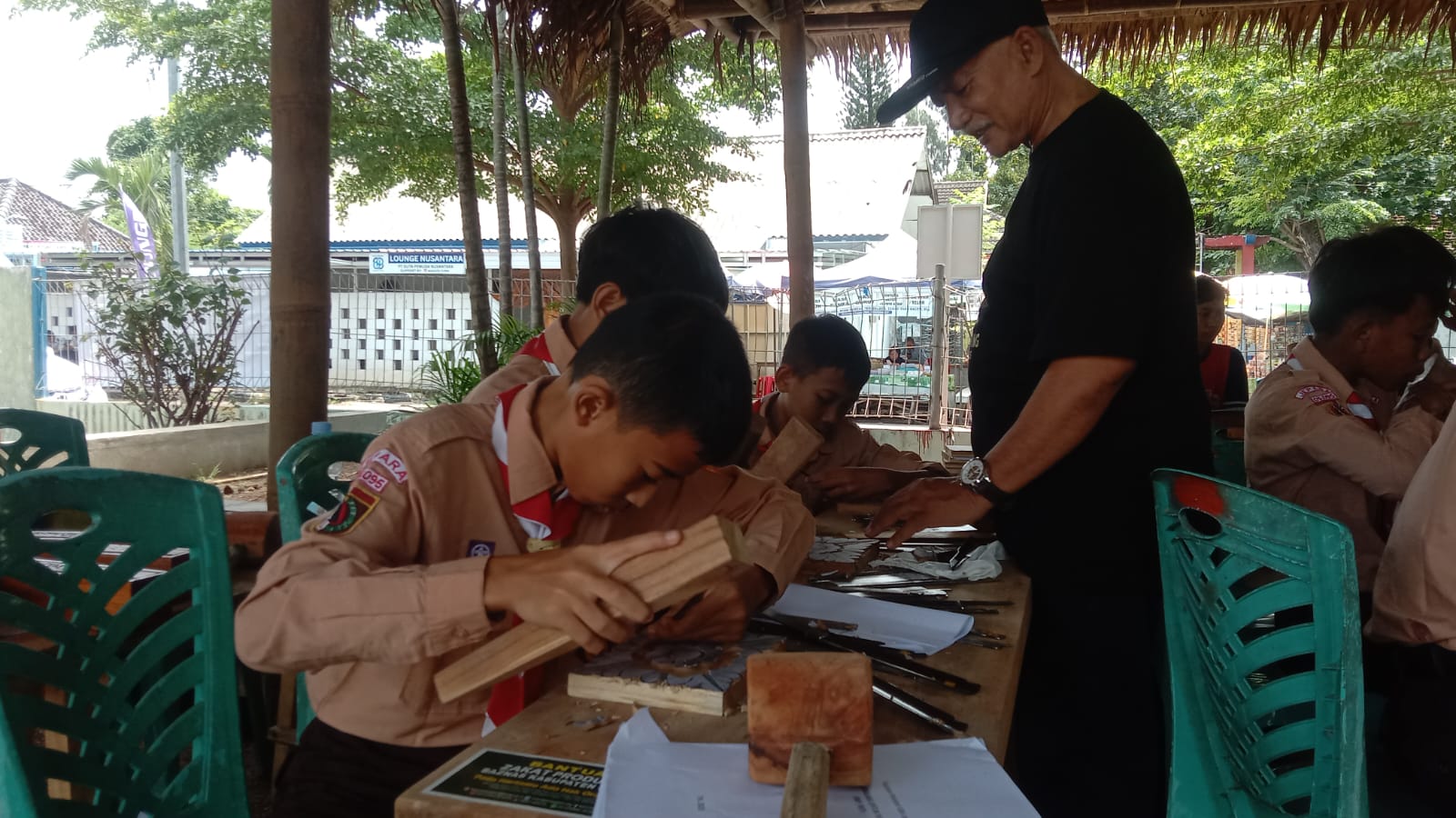 TEKUN: Para peserta tengah mengukir dengan teliti pada saat peresmian Galeri World Carving Performance November lalu.