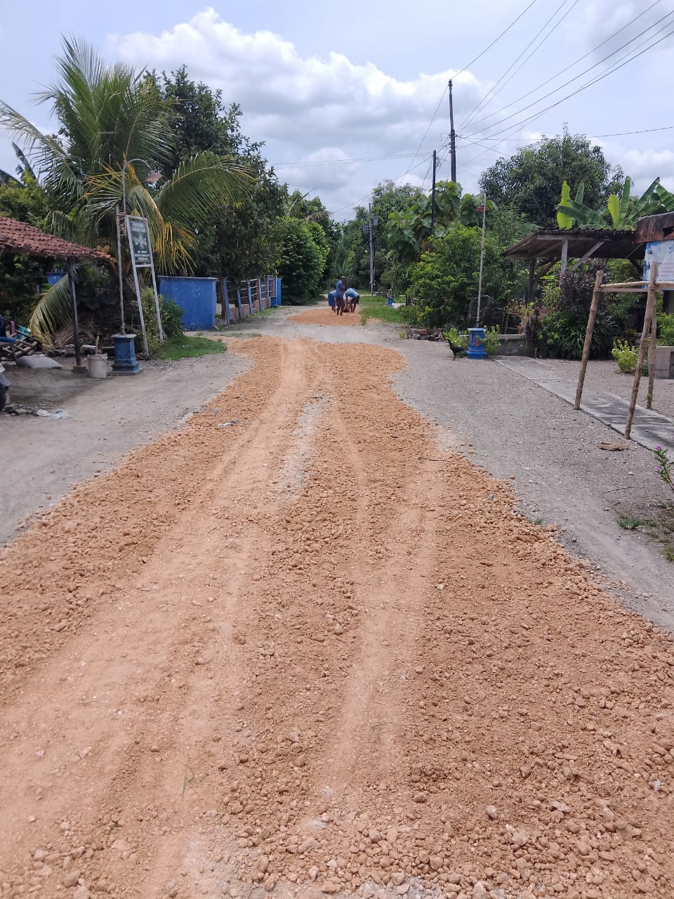 TANGGAP: Jalan rusak yang diperbaiki dengan diberi grosok dari hasil urunan warga secara sukarela.